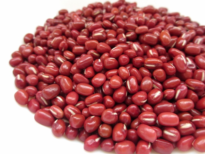 小豆　むくみに良い薬膳料理によく使われ、産後に出来やすい血栓の予防にも