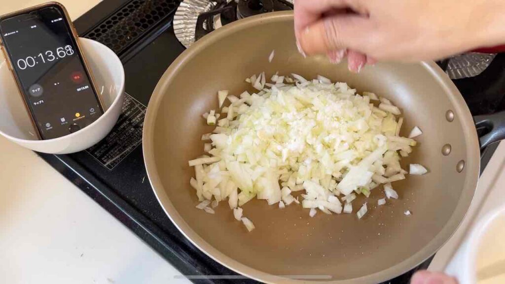みじん切りの玉葱に塩を振る　0分00秒